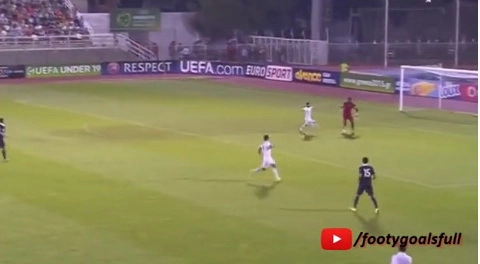 Sao trẻ U19 Pháp tự tin xỏ háng đối phương như siêu thủ môn Neuer