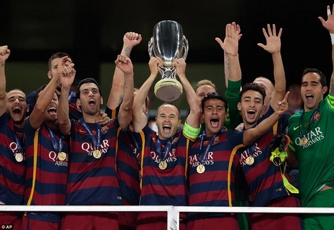 Khoảnh khắc Barca giương cao danh hiệu Siêu cúp châu Âu 2015