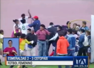 Khi nữ cầu thủ nổi điên thì nam giới cũng không tha