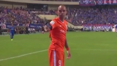 Fan bá đạo tại Trung Quốc: Tấn công cầu thủ bằng... Iphone