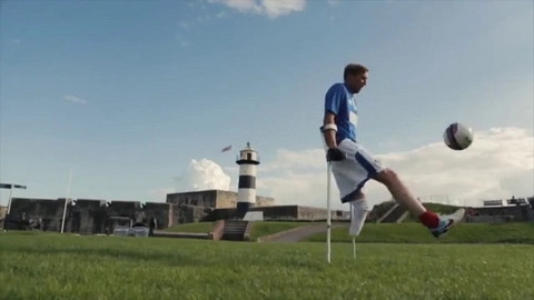 Mất một chân nhưng vẫn xử lý bóng cực đỉnh