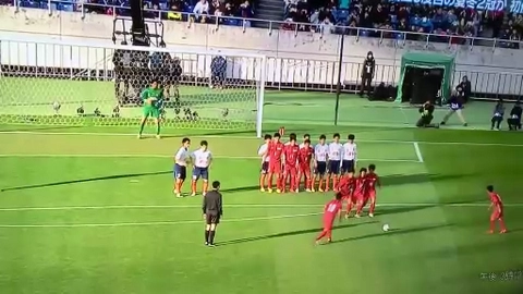 Pha đá phạt siêu dị thành bàn nhờ lách luật