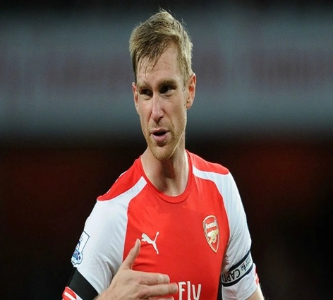 Mertesacker bôi gỉ mũi bừa bãi
