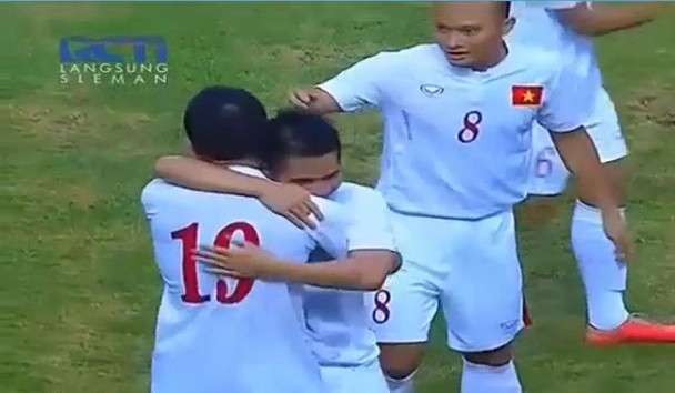 Siêu phẩm sút xa của Văn Thắng, mở tỷ số trận Indonesia vs Việt Nam