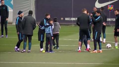 Fan nhí sung sướng khi được tập chung cùng dàn sao Barca