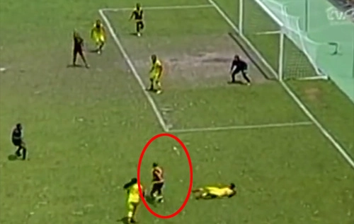 Nữ cầu thủ tuổi teen solo ghi bàn ảo diệu như Messi