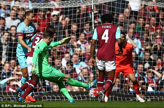 Thủ môn West Ham thực hiện pha solo ghi bàn không thể tin nổi