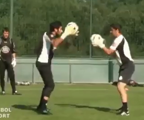 Những bài huấn luyện thủ môn đầy thú vị