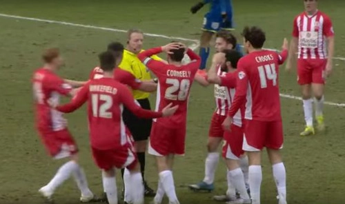 Tình huống khó đỡ: Trọng tài thổi còi hết giờ khi bóng đang bay vào lưới