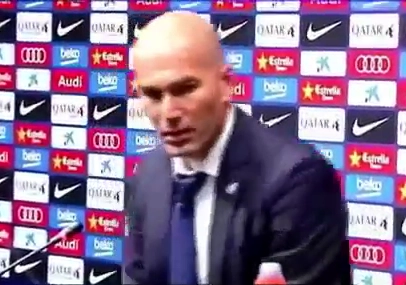 Hành động kỳ quặc của HLV Zidane ở họp báo sau El Clasico Barca 1-2 Real