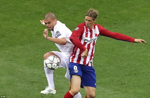 Hai màn rạch mặt ăn vạ hài hước của Pepe trận chung kết Champions League 2015/16