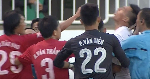 Bị chọc giận, trung vệ HAGL đấm thẳng mặt đối thủ