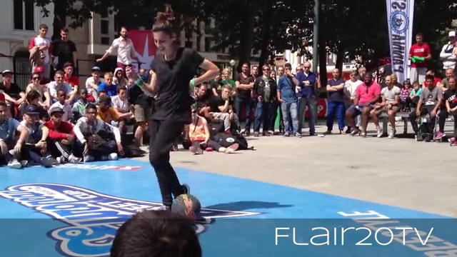 Hai hotgirl điều khiển trái bóng siêu đỉnh