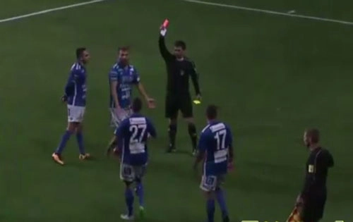 Siêu độc: Trung vệ nhận thẻ đỏ sau khi lập ... hattrick