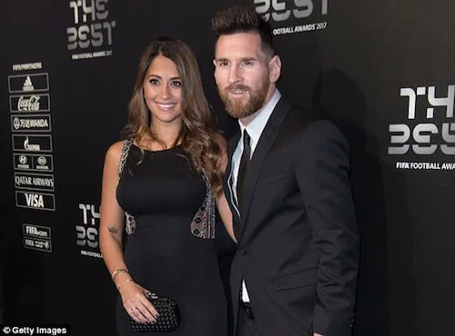 Nhận nhầm chồng, vợ Messi gây sốt khi ôm trai lạ trên sân