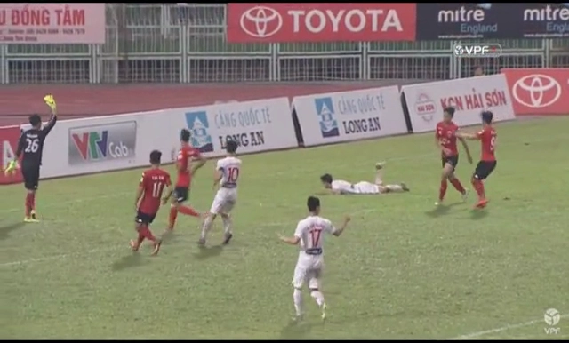 Cận cảnh 3 tình huống HAGL xứng đáng hưởng 11m ở trận thắng Long An