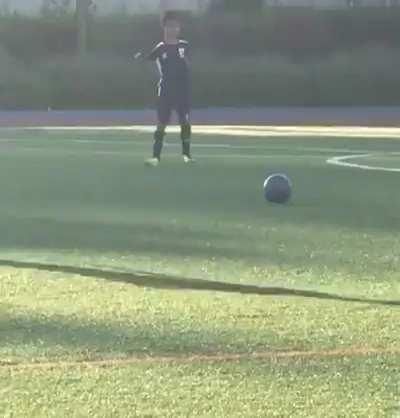 Con trai Ronaldo sút phạt ghi bàn giống hệt ông bố lừng danh