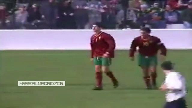 Lúc 16 tuổi, Ronaldo từng có siêu phẩm vào lưới U17 Anh