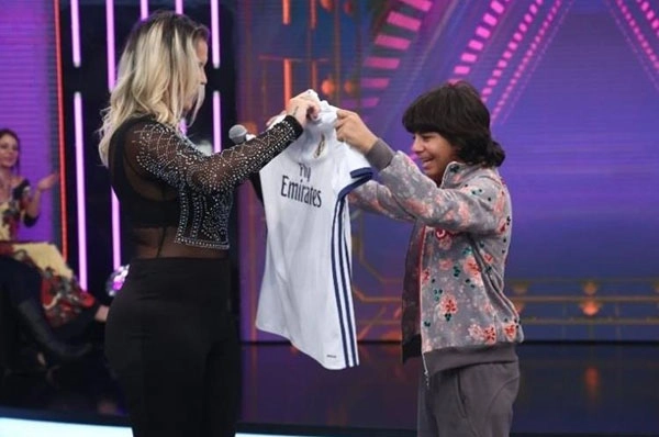 Fan nhí òa khóc khi được ngôi sao Ronaldo hỏi thăm