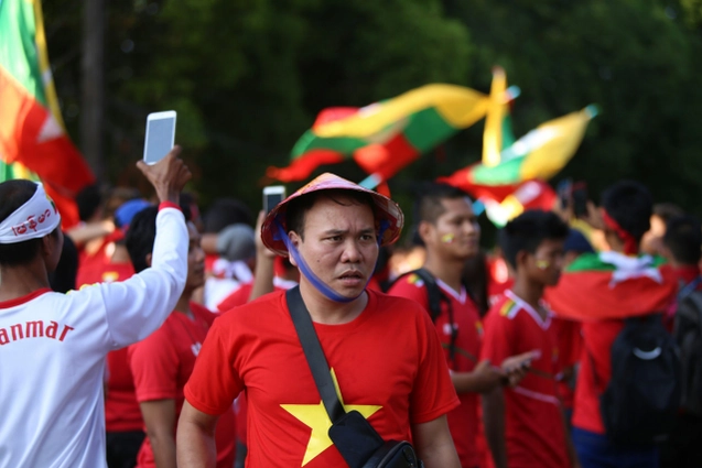 VIDEO: CĐV Việt Nam thắp lửa tại Thuwunna để cổ vũ cho trận gặp Myanmar