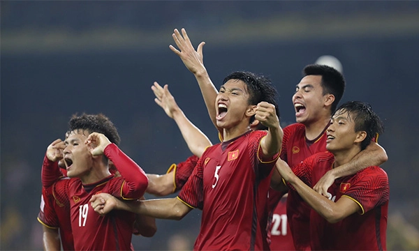 Tiền vệ Đức Huy sút xa đẹp mắt, nâng tỷ số lên 2-0 trận Malaysia vs Việt Nam