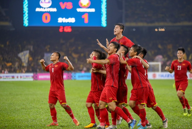 Tiền vệ Huy Hùng ghi bàn ngay trong lần đầu đá chính, mở tỷ số trận Malaysia vs Việt Nam