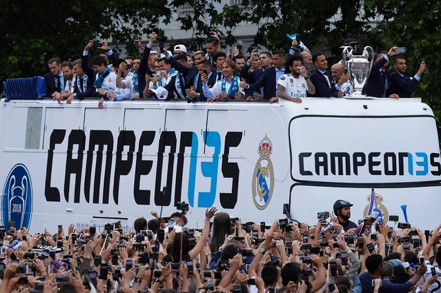 Biển người chào mừng Real vô địch Champions League 2017/18