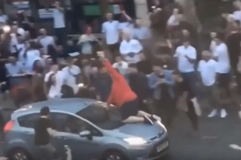 Anh hạ gục Tunisia, một CĐV… nhảy lên nắp capo ăn mừng