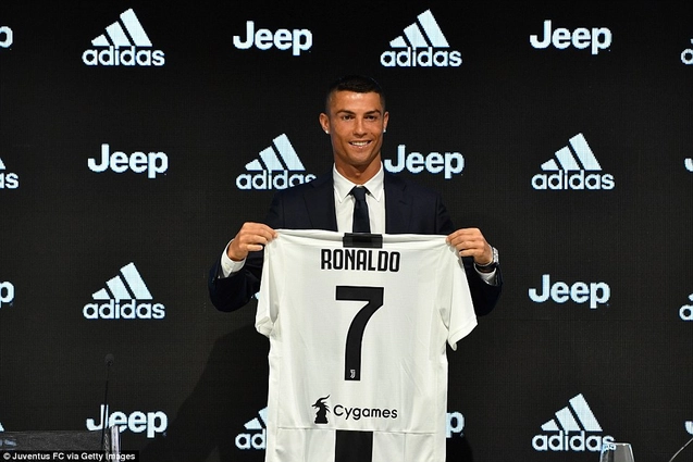 Hành động thú vị của Ronaldo khi giới thiệu áo đấu tại Juventus