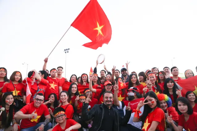 VIDEO: Sự sôi động của CĐV Việt Nam trước trận chung kết gặp Yemen
