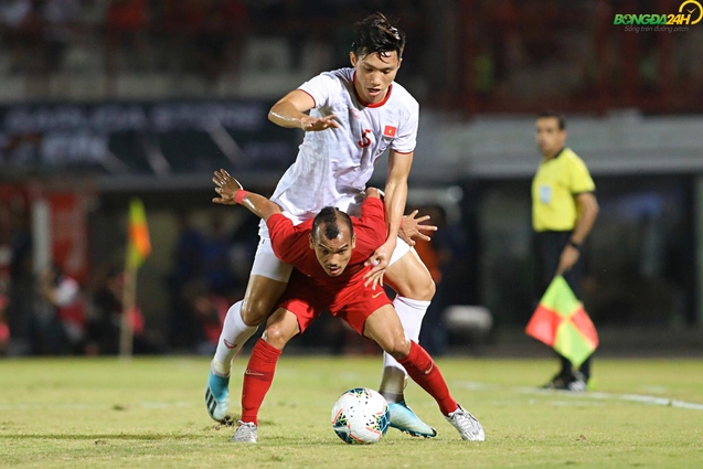 VIDEO: Văn Hậu siêu to khổng lồ diễn hài cùng nấm lùn 1m58