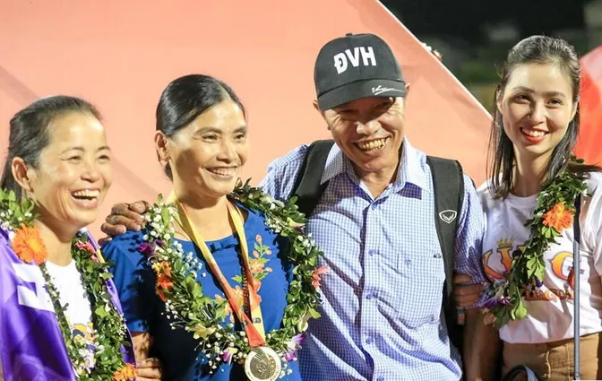 Video: Bố mẹ Đoàn Văn Hậu thay anh nhận cúp cùng Hà Nội FC