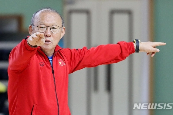 VIDEO: HLV Park Hang Seo xúc động khi về thăm mẹ tại quê nhà