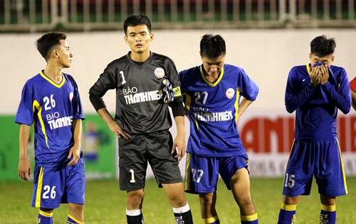 VIDEO: Màn kịch gây sốt ở VCK U19 quốc gia 2019