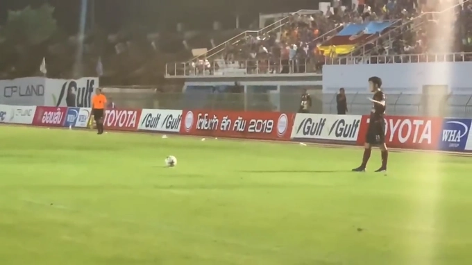 Xuân Trường dàn xếp đá phạt thông minh giúp đồng đội ghi bàn