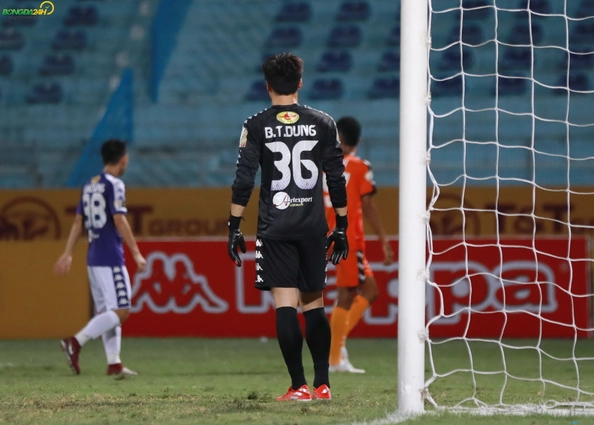 Pha cản phá của Bùi Tiến Dũng vào tốp 5 pha cứu thua vòng 10 V-League 2019