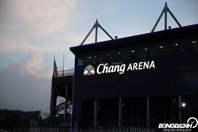 VIDEO: Sân tập của ĐT Việt Nam chuẩn bị cho Kings Cup 2019 bị côn trùng bủa vây