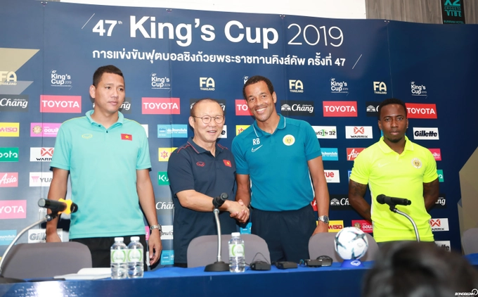 VIDEO: Khoảnh khắc thầy Park gặp gỡ đối thủ ở chung kết Kings Cup 2019