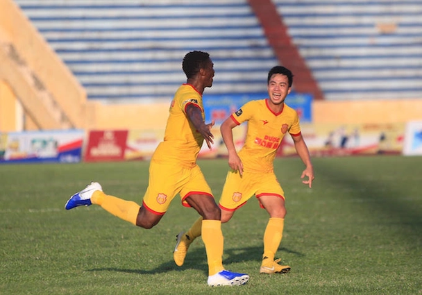 Nam Định 2-0 Viettel: Thủ quân Phú Lê tỏa sáng, chủ nhà đòi cả vốn lẫn lãi