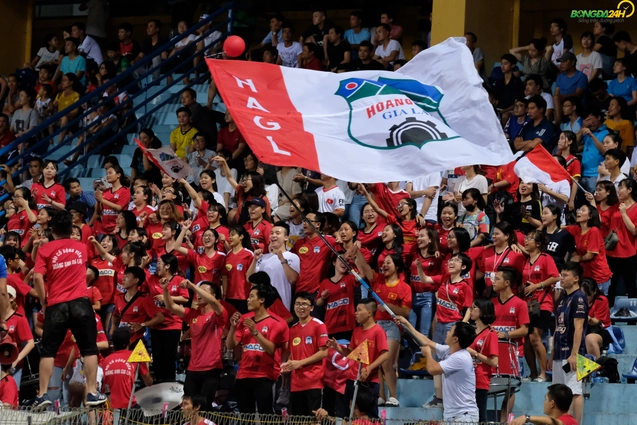 VIDEO: CĐV HAGL ăn mừng cuồng nhiệt khi gỡ hòa phút chót