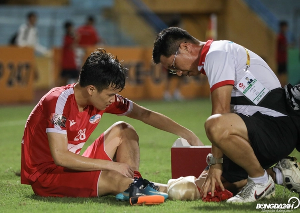 VIDEO: Tuyển thủ U23 Việt Nam chấn thương phải nhờ bác sĩ cõng vào phòng thay đồ