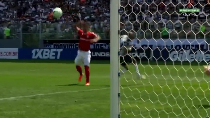 VIDEO: Bàn thắng có quỹ đạo cực lạ tại Brazil