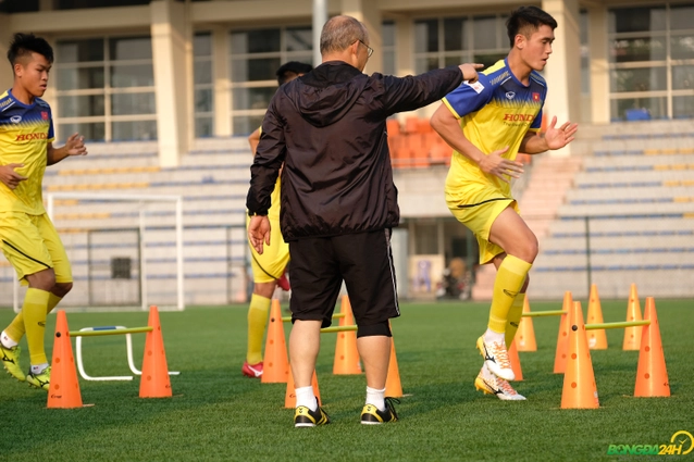 VIDEO: Chưa khoẻ, thầy Park vẫn vung chân chỉnh đốn học trò