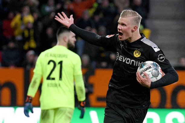 Augsburg 3-5 Dortmund: Tân binh Haaland ra mắt bằng một hattrick