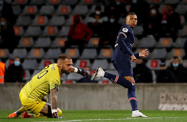 Mbappe lập cú đúp, PSG thắng dễ trong thế hơn người