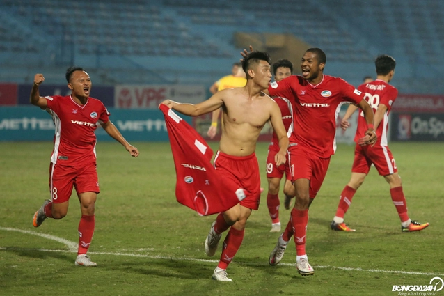 VIDEO: Trọng Đại cởi áo ăn mừng sau khi lập siêu phẩm ghi bàn cho Viettel