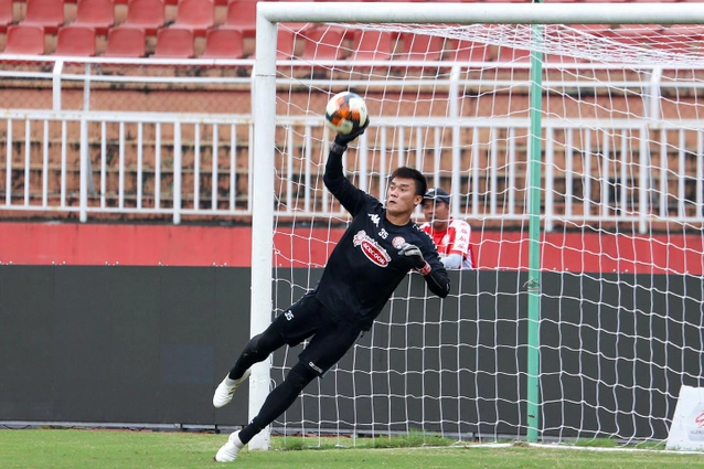 VIDEO: Bùi Tiến Dũng làm nền cho siêu phẩm ghi bàn mang phong cách Ronaldo