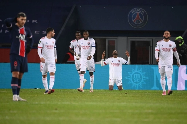 Thua đau Lyon ngay trên sân nhà, PSG mất ngôi đầu Ligue 1 2020/21