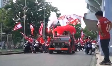 Đốt pháo sáng gần chùm bóng bơm khí Hidro, CĐV Hải Phòng suýt gây tai họa
