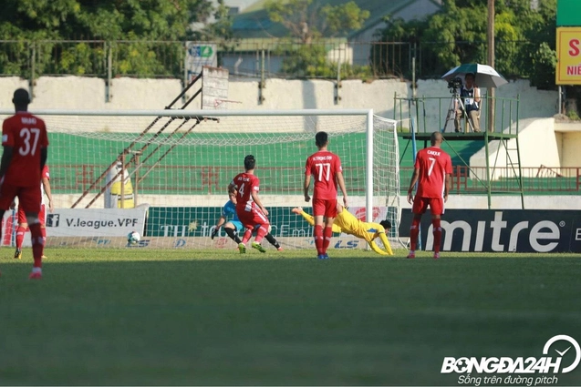 VIDEO: Hồ Tuấn Tài lắc đầu ghi bàn đẳng cấp, hạ gục đàn anh Nguyên Mạnh